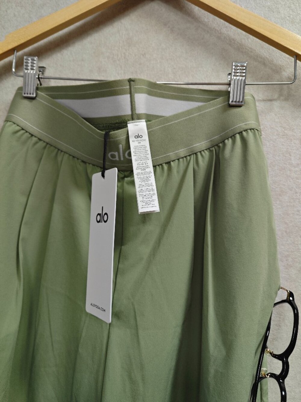 🌿 NWT ALO Yoga Suit Up Trouser Dune Grass Regular 30" 💕 Wide Leg / Relaxed Fit - Picture 6 of 8